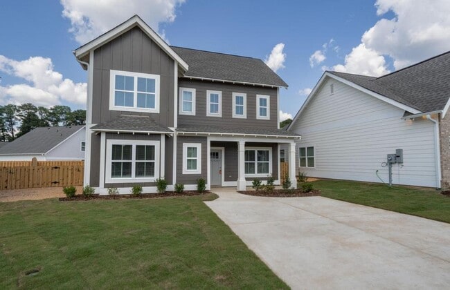 Building Photo - Spacious Home with Fenced Backyard!