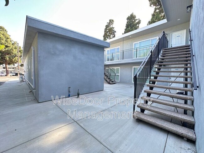 Building Photo - 10392 Lampson Ave