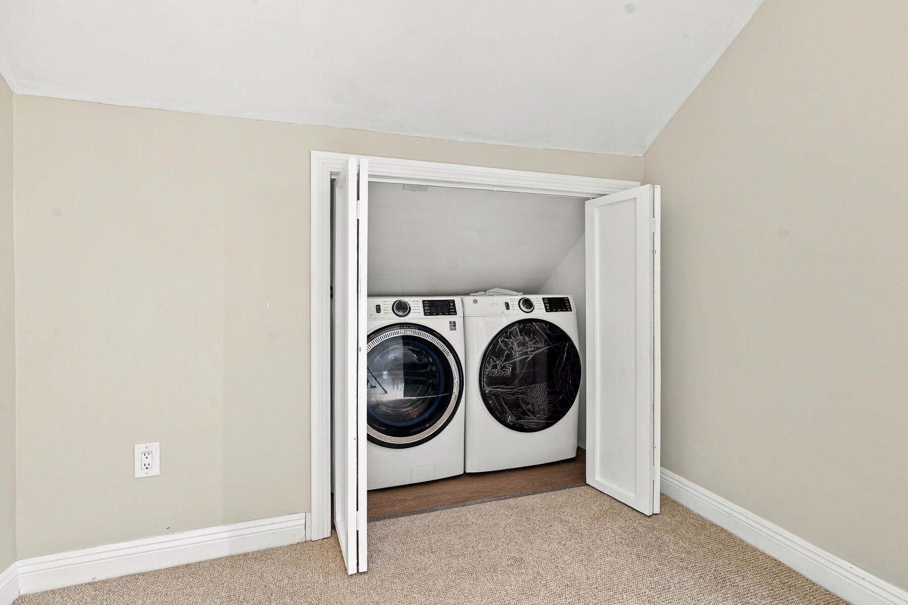 Living room laundry - 4720 Del Monte Ave