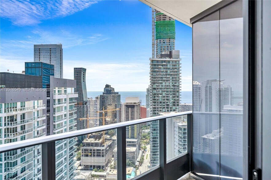 Building Photo - 1000 Brickell Plz