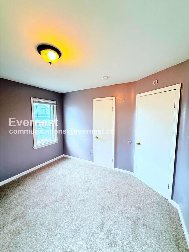 Building Photo - 3 Bed/1 Bath Home with Detached Garage / Vouchers Accepted / Available Now!