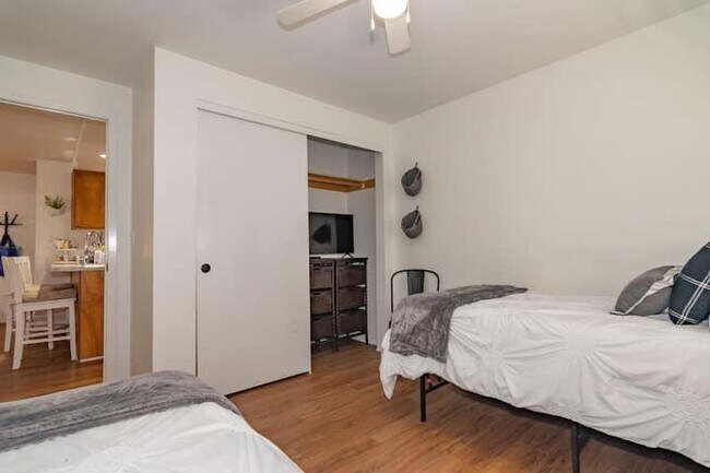 Building Photo - 565 Primrose Dr