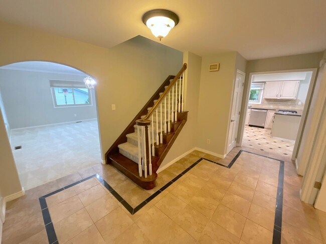 Building Photo - 4 Bedroom Home Available Near S Academy Bl...