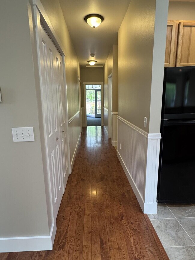 Building Photo - Single-family 3-bedroom home in a desirable neighborhood in town!