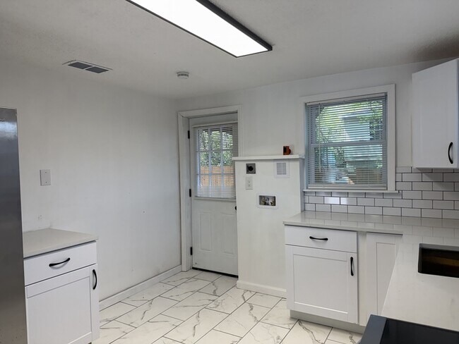 Building Photo - 239 Jenks St