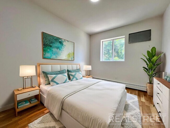 Building Photo - Brand New 4BD/2BA Penthouse with Skylight,...