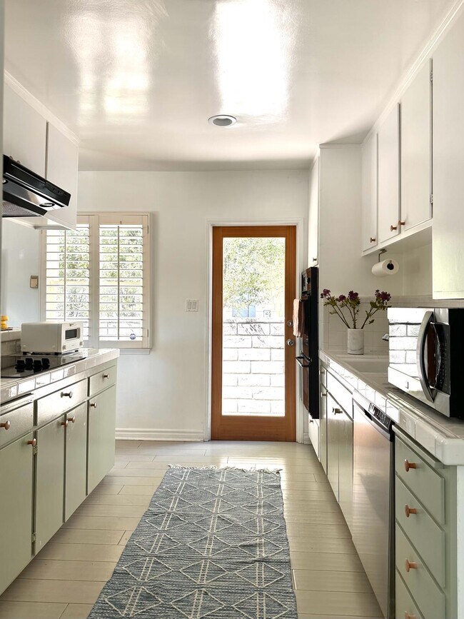 Building Photo - 927 Marine Ave