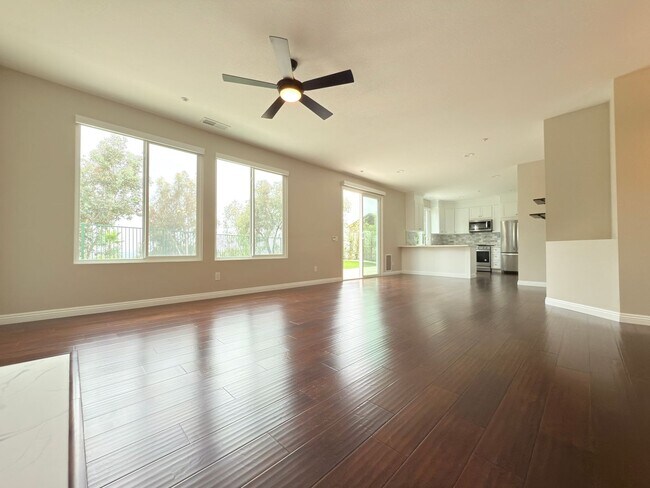 Building Photo - Spacious 4-Bedroom Home in Private Sylmar ...