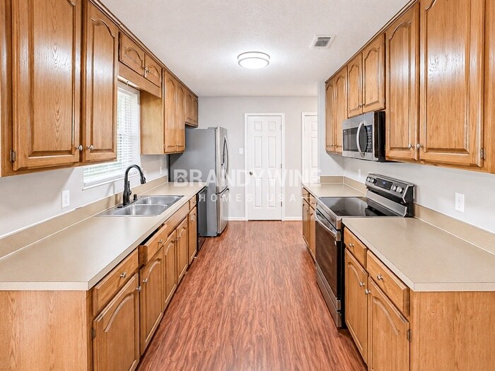 Building Photo - 5233 Hill Ridge Dr