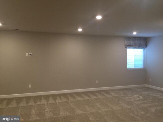 Building Photo - 503 Cliff Ln