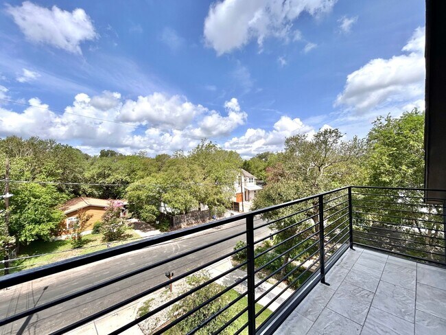 Building Photo - 1403 Cometa St