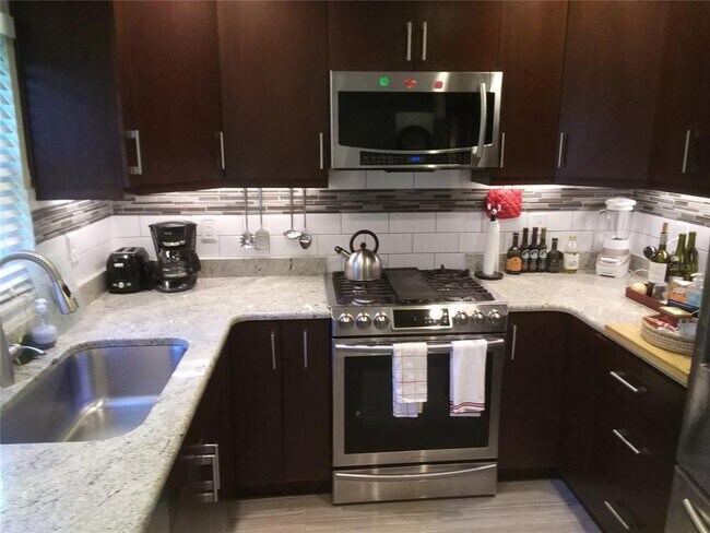 Building Photo - 2802 Pass a Grille Way
