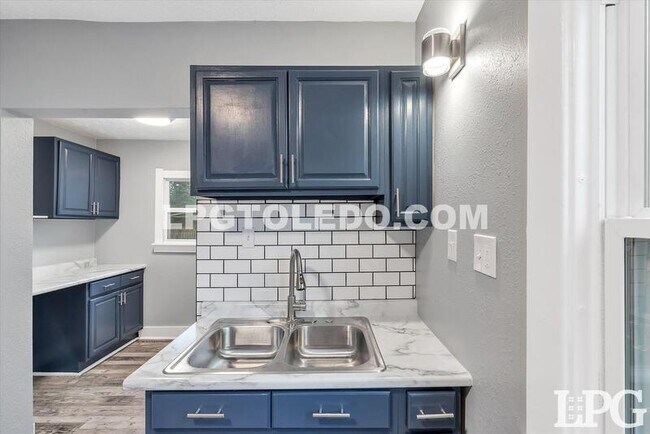 Building Photo - 927 Alvison Rd