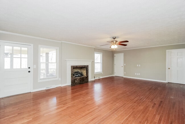 Building Photo - 302 Ridgedale Dr SE