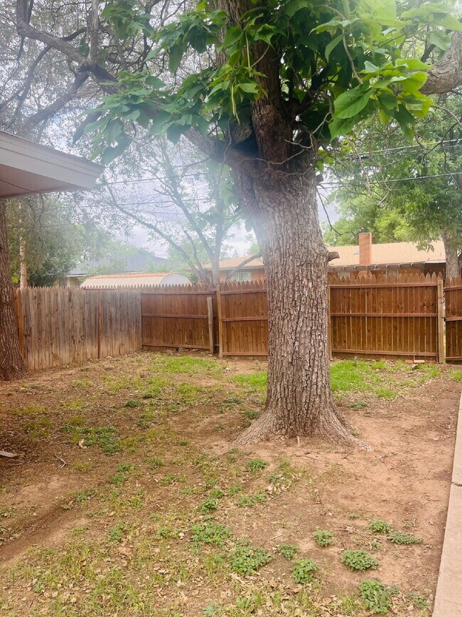 Building Photo - Cute 2 Bedroom Duplex