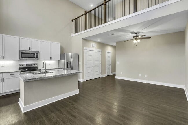 Building Photo - Modern 2-Bed, 2.5-Bath Townhouse Gem with Small Loft in Travelers Rest