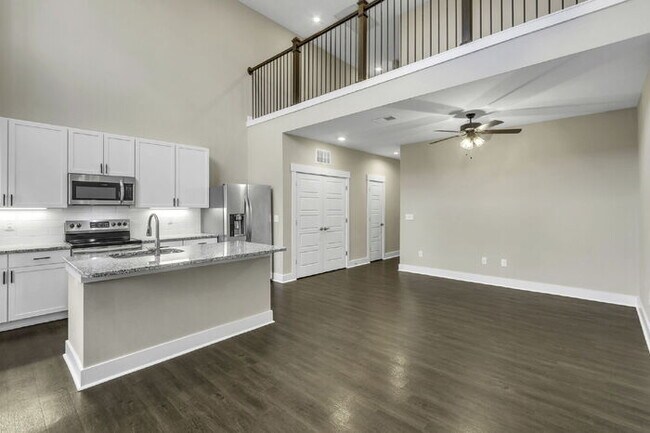 Building Photo - Modern 2-Bed, 2.5-Bath Townhouse with Small Loft in Travelers Rest