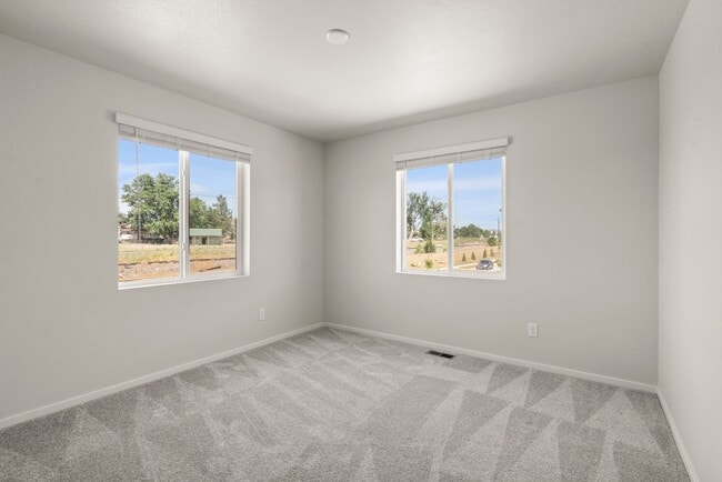 Building Photo - Available Now - Newer end unit townhome: 3...