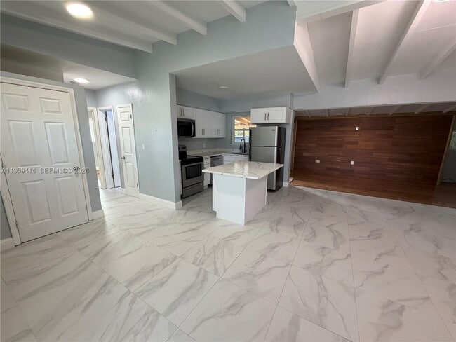 Building Photo - 4210 SW 10th St