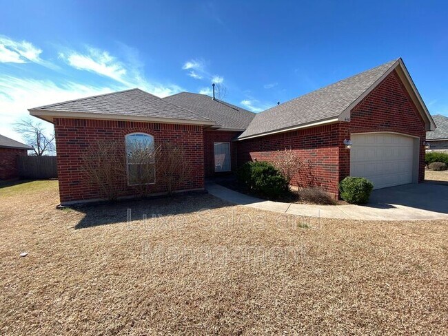 Building Photo - 640 E Linden Ln