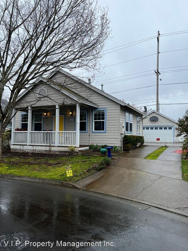 Primary Photo - 3 br, 2 bath House - 1228 NE Multnomah Dr.