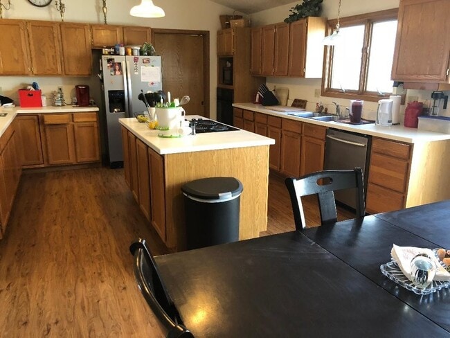Building Photo - 3 Bedroom 2 bath