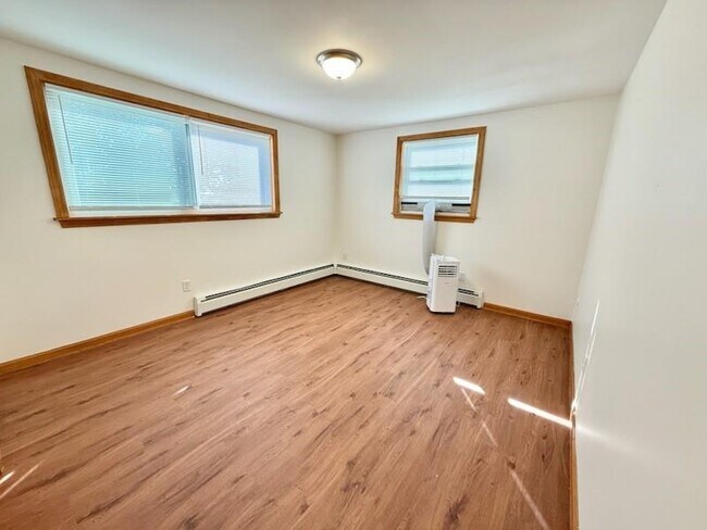 Building Photo - 480 Oliphant Ln