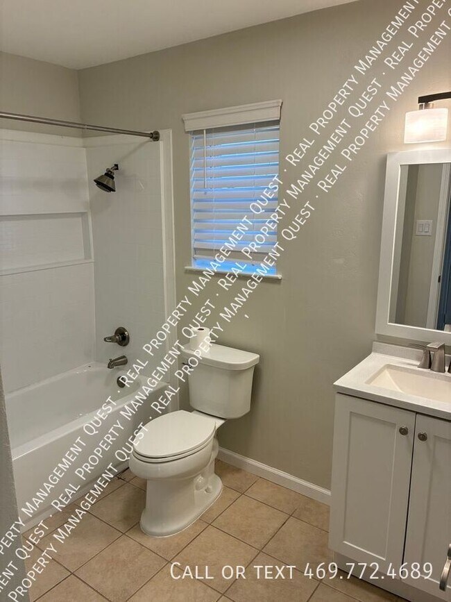 Building Photo - 814 Meandering Way