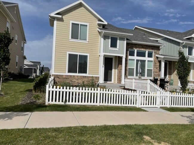 Building Photo - Pet Friendly Gorgeous Row End Townhome w 2...