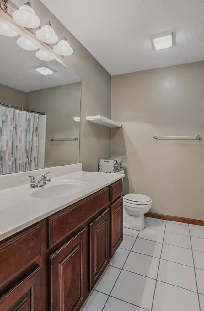 Building Photo - Nice 3 Bedroom 2 Bathroom House In Souther...
