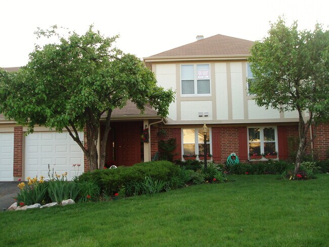 FRONT OF BUILDING - 1282 N Streamwood Ln