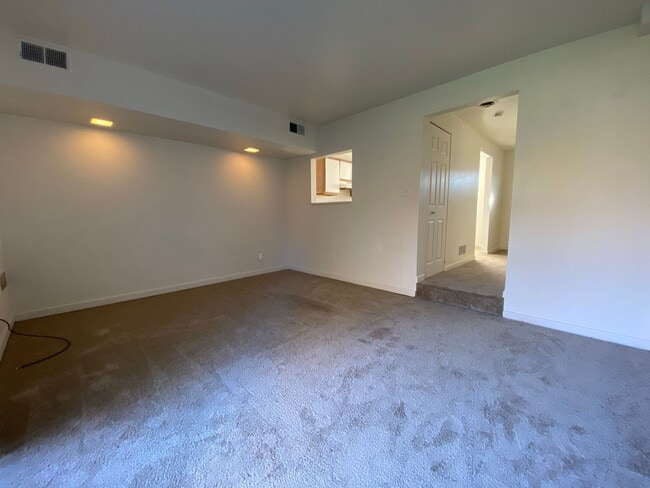 Building Photo - Beautiful Brick 2 BR Townhouse in Great Ze...