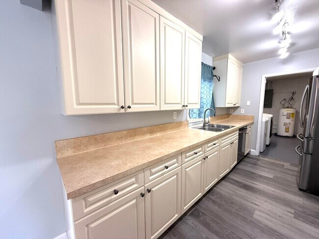 Building Photo - 16394 Pimlico Dr E