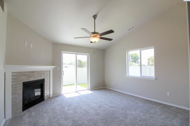 Building Photo - Newer 3 Bed/2 Bath Rambler in Pasco