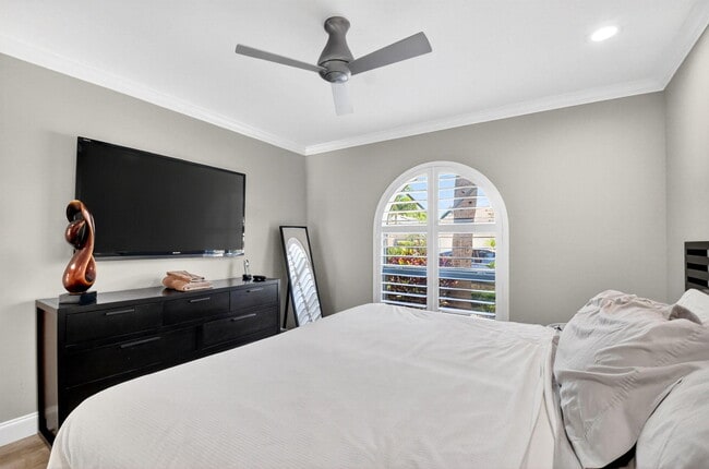 Building Photo - 5063 Ventura Dr