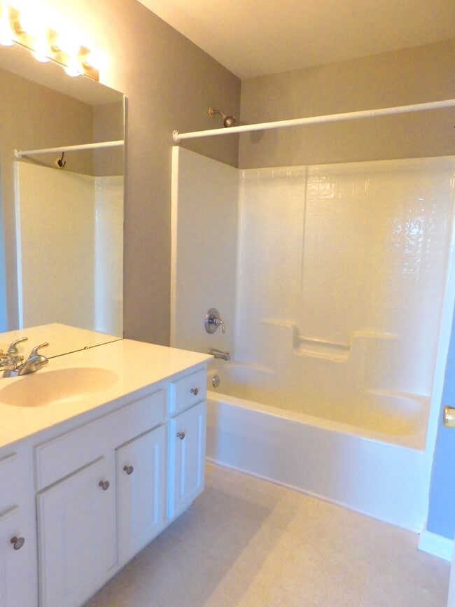 Building Photo - Ballantyne Village Townhome for Immediate ...