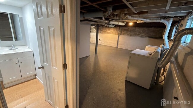 Building Photo - 463 Valmere Ave