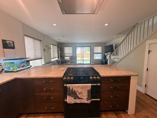 Building Photo - Spacious 4-Bedroom Home in the Heart of Edgewater