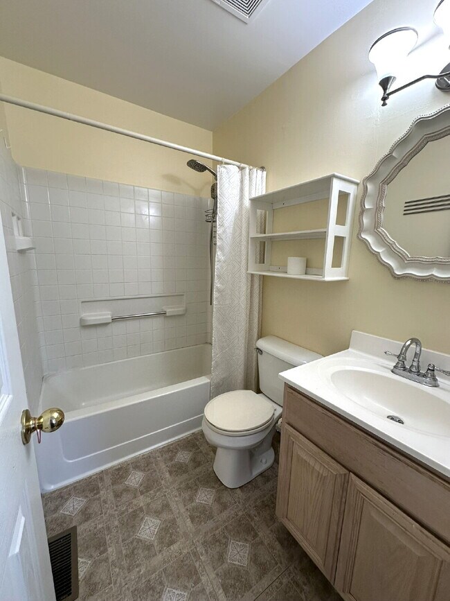 Building Photo - Lovely End Unit Townhome in Avondale Run!
