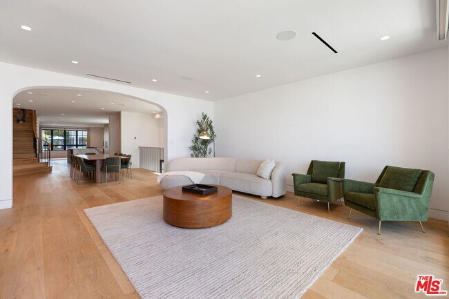 Building Photo - 2205 Ocean Front Walk