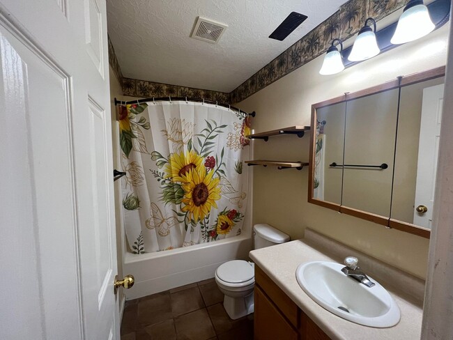 Building Photo - **Move-In Discount!** 3 Bedroom 2 bath with Garage