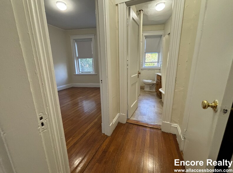 Building Photo - 425 Park Dr