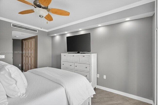 Building Photo - 16711 Collins Ave