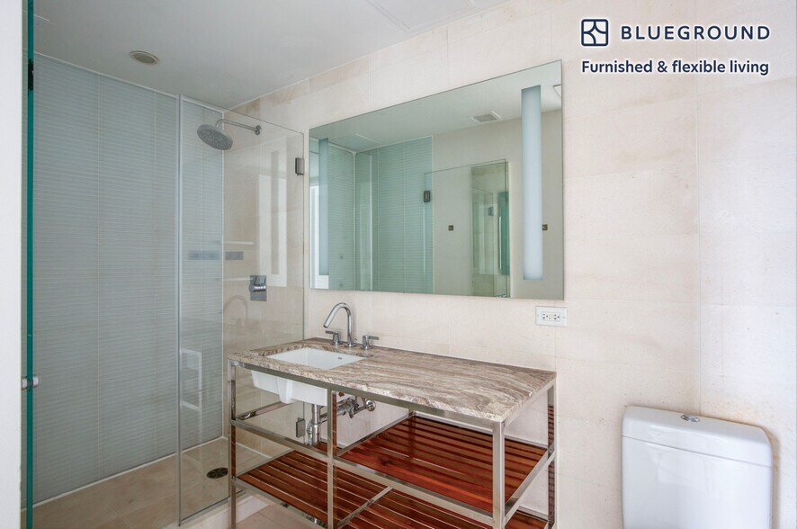 Building Photo - 70 W 45th St