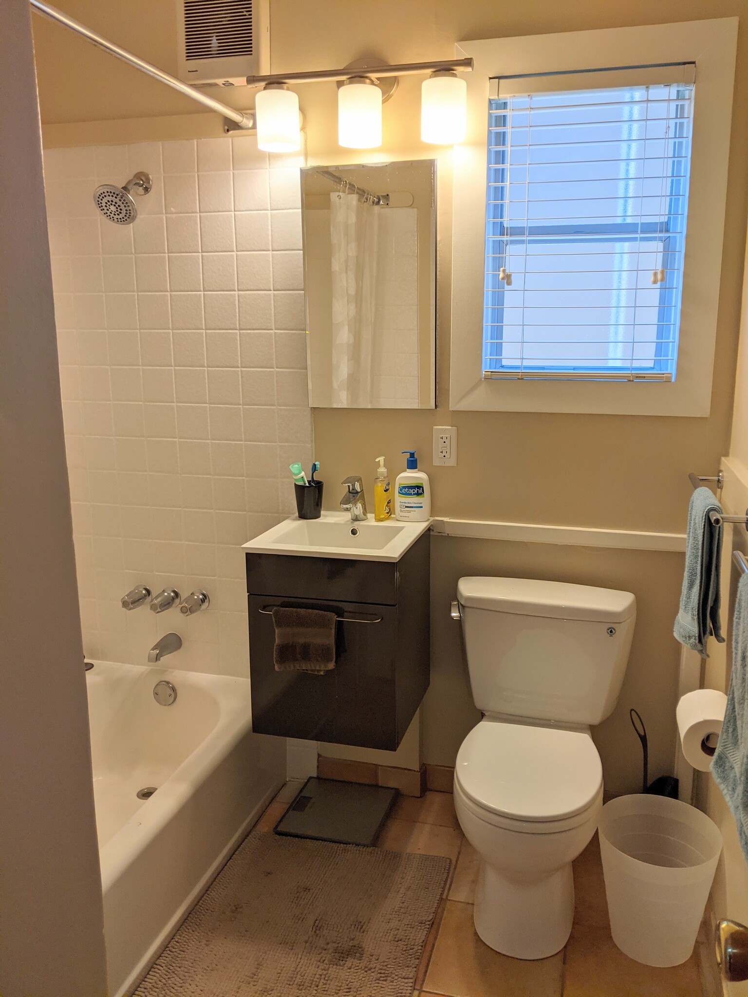 tub w shower, newly remodeled - 1836 Francisco St