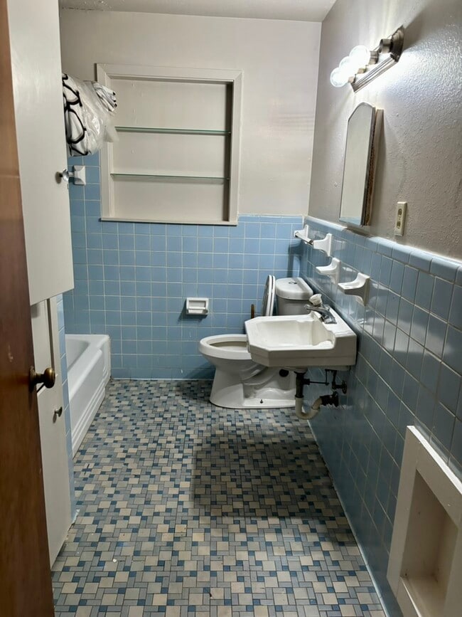 Building Photo - 1308 Parkview Dr