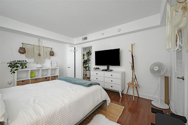 Building Photo - 7501 E Treasure Dr