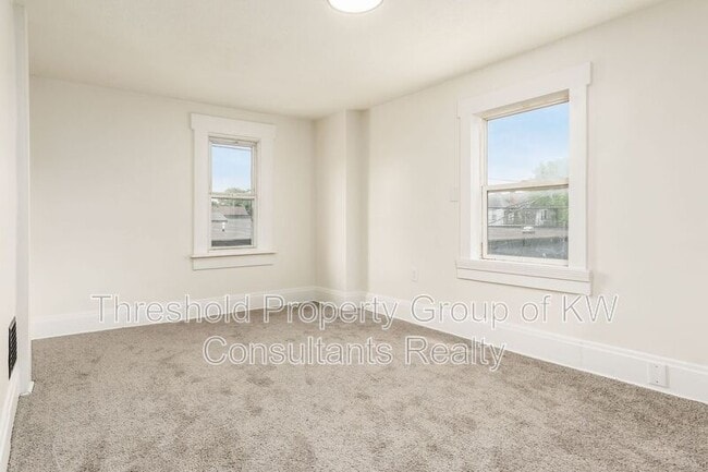 Building Photo - 479 Siebert St