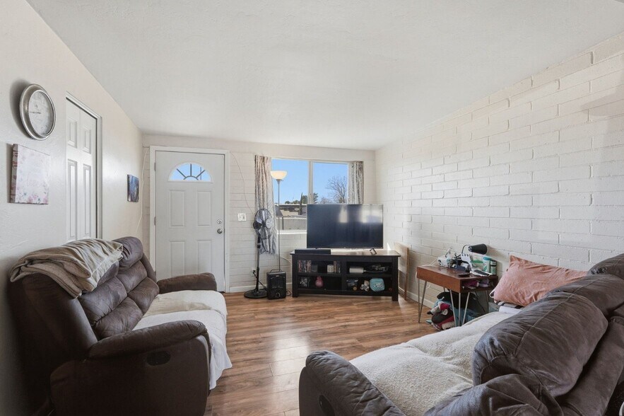 Building Photo - 2439 Parkside Dr