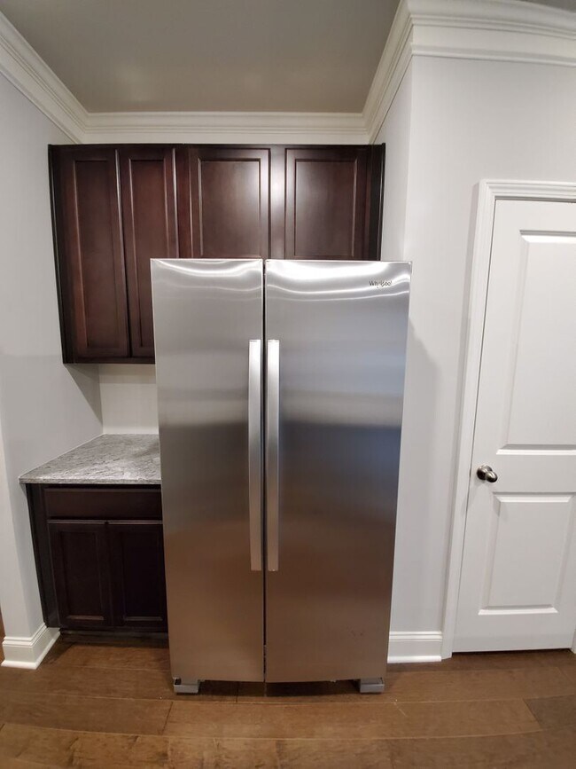 Building Photo - Charming 3-Bedroom Townhome with Stylish F...